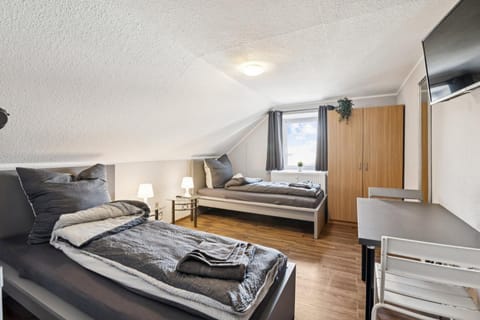 Bed, TV and multimedia, Photo of the whole room, Seating area, Bedroom, heating, towels, wardrobe