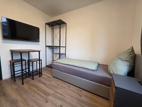 Bed, TV and multimedia, Photo of the whole room, Seating area, Bedroom, storage, wardrobe
