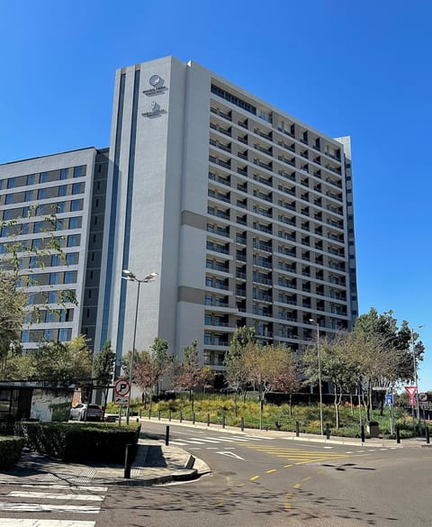 Property building, Facade/entrance, Balcony/Terrace, Street view