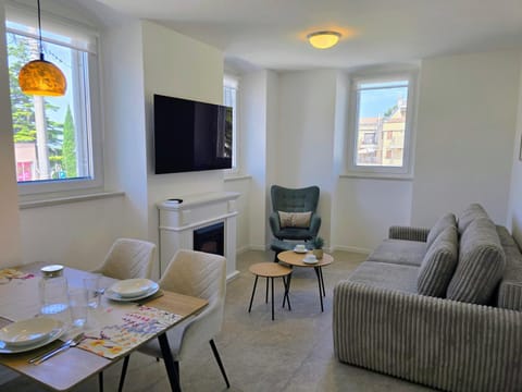TV and multimedia, Living room, Dining area, City view, Garden view
