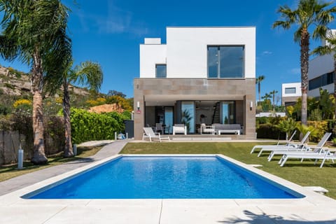 Property building, Day, Garden, Swimming pool, sunbed