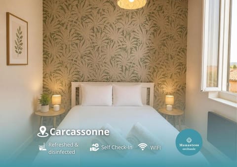 Bed, Property logo or sign, Photo of the whole room, Bedroom