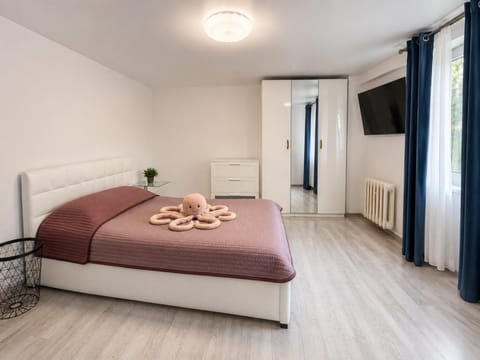 Bed, Photo of the whole room, Bedroom, internet