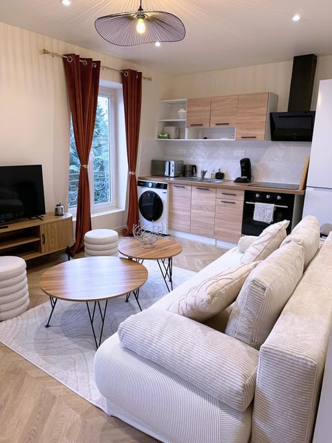 Communal lounge/ TV room, TV and multimedia, Kitchen or kitchenette, Living room, Seating area, Dining area, oven, stove