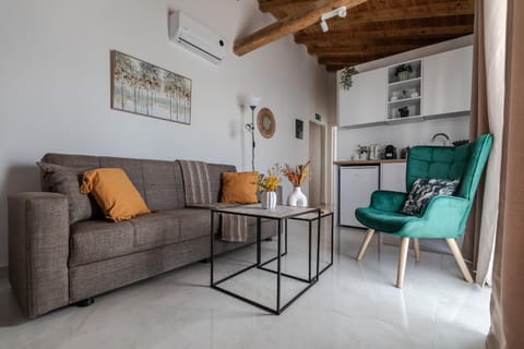 Kitchen or kitchenette, Living room, Seating area, air conditioner
