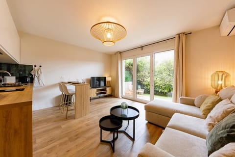 TV and multimedia, Coffee/tea facilities, Kitchen or kitchenette, Living room, Photo of the whole room, Decorative detail, Seating area, Dining area, Garden view, internet, stove, air conditioner