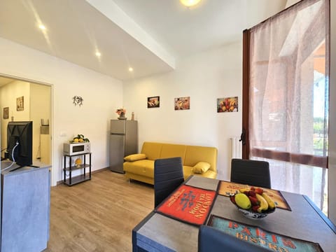 Kitchen or kitchenette, Living room, Seating area, Dining area, oven