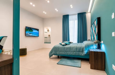 Bed, TV and multimedia, Photo of the whole room, Bedroom