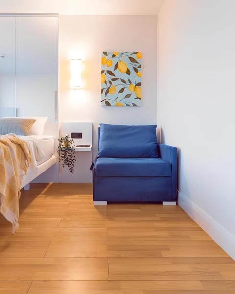 Bed, Living room, Photo of the whole room, Seating area, Bedroom
