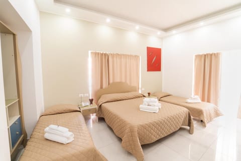 Shower, Bathroom, Living room, Other, Photo of the whole room, Decorative detail, Seating area, Bedroom, Quiet street view