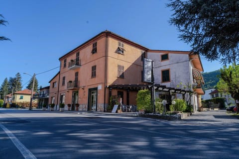 Property building, Neighbourhood