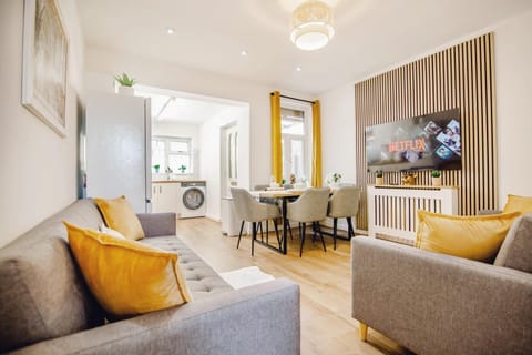 TV and multimedia, Kitchen or kitchenette, Living room, Seating area, Dining area