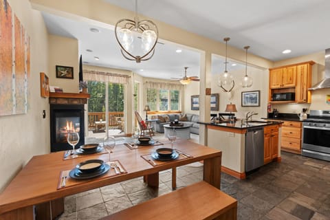 Kitchen or kitchenette, Dining area