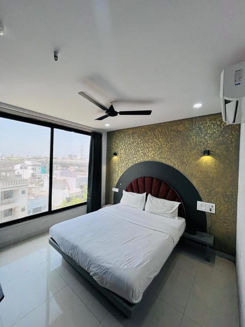 Bed, Photo of the whole room, Bedroom, air conditioner