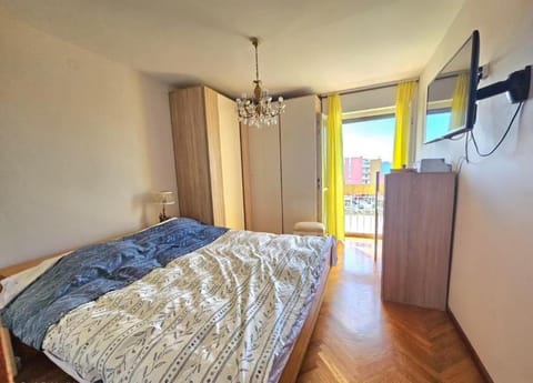 Bed, TV and multimedia, Bedroom