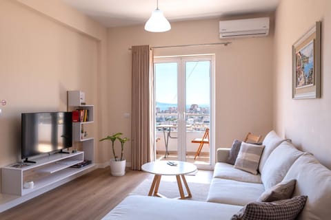 TV and multimedia, Living room, Seating area, Evening entertainment, air conditioner