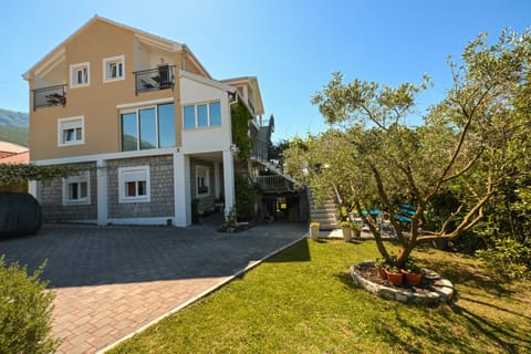 Property building, Garden, Parking