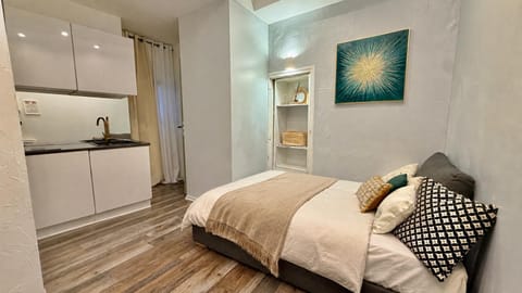 Kitchen or kitchenette, Bedroom