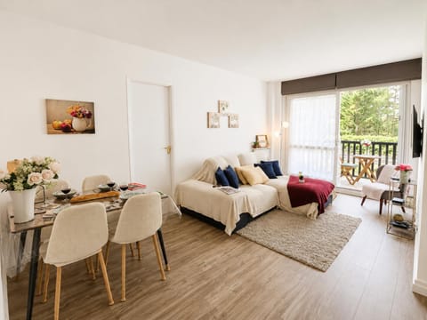 Balcony/Terrace, Living room, Seating area, Dining area, heating