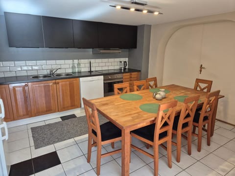 Kitchen or kitchenette, Dining area, dishwasher, stove