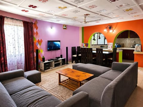 Communal lounge/ TV room, TV and multimedia, Living room, Seating area, Dining area, Evening entertainment