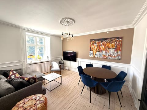 TV and multimedia, Seating area, Dining area