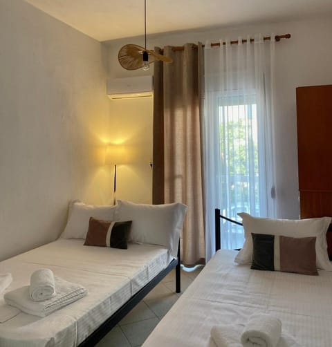 Bed, Photo of the whole room, Bedroom, Area and facilities, towels, wardrobe
