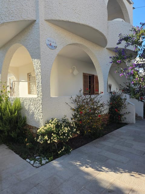 Property building, Day, Garden, Garden view