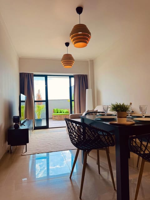 View (from property/room), Living room, Photo of the whole room, Seating area, Dining area, Garden view