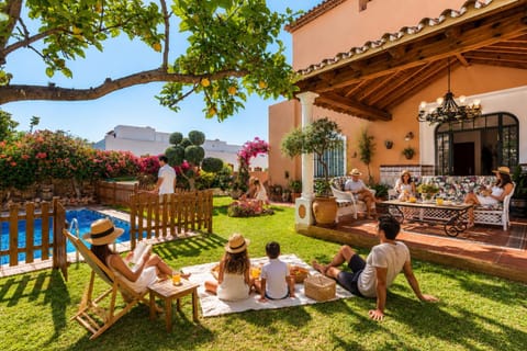 Day, People, Garden, Seating area, Garden view, Pool view, Swimming pool, sunbed