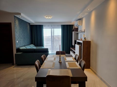 TV and multimedia, Living room, Photo of the whole room, Seating area, Dining area