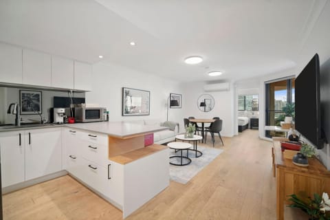 TV and multimedia, Kitchen or kitchenette, Dining area, oven, stove, toaster