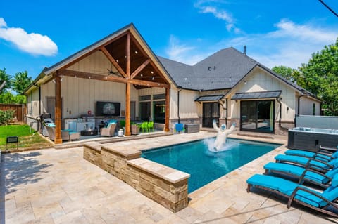 Patio, BBQ facilities, Hot Tub, TV and multimedia, Seating area, Swimming pool