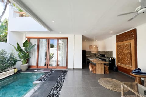 Kitchen or kitchenette, Dining area, Pool view, Swimming pool
