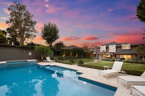 Property building, Patio, Day, Natural landscape, Garden, Garden view, Pool view, Swimming pool, sunbed