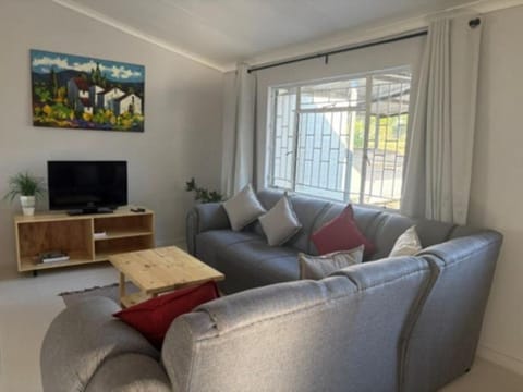 TV and multimedia, Living room, Lounge or bar, Seating area, Evening entertainment