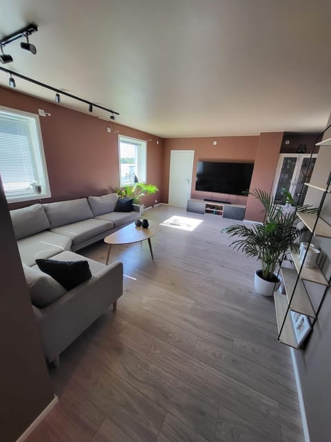 Communal lounge/ TV room, TV and multimedia, Living room, Seating area, Evening entertainment