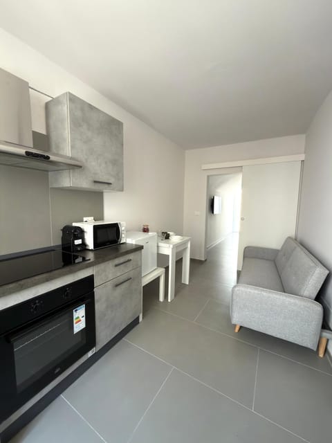 Kitchen or kitchenette, Living room, Dining area, minibar, oven, stove