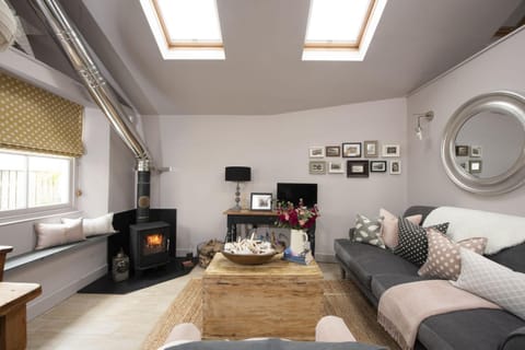 TV and multimedia, Living room, Seating area, fireplace