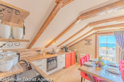 Coffee/tea facilities, Kitchen or kitchenette, Dining area, Sea view, oven, stove