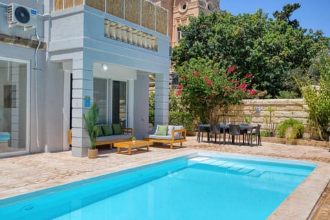 Property building, Garden view, Pool view, Swimming pool