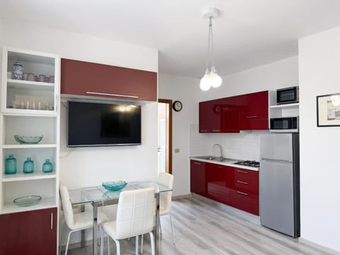 TV and multimedia, Kitchen or kitchenette, Dining area, oven, stove