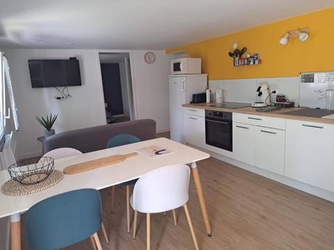 Communal lounge/ TV room, Kitchen or kitchenette, Kitchen or kitchenette, Dining area, dishwasher, oven, stove, toaster