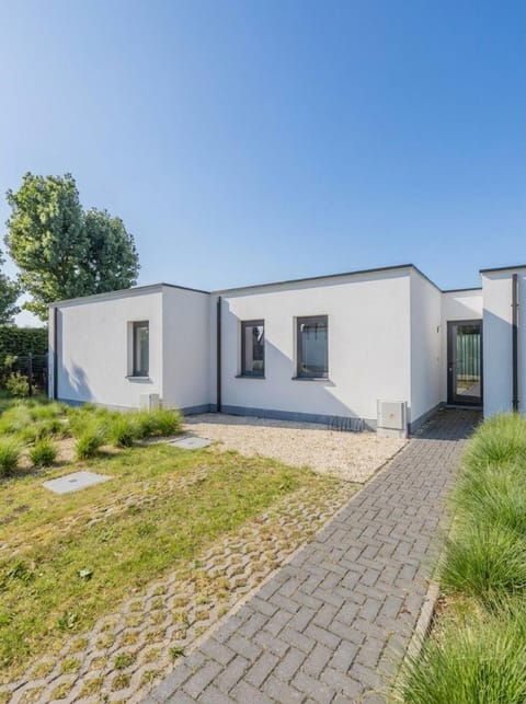 Property building, Facade/entrance, Day, Summer, Garden