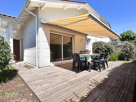 Property building, Patio, Garden, Balcony/Terrace, Dining area, Garden view