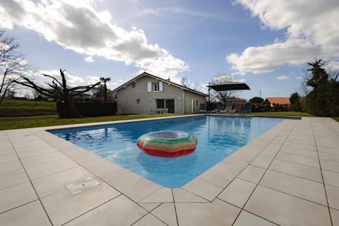 Property building, Day, Pool view, Swimming pool, Swimming pool, sunbed