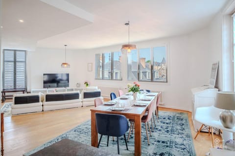 Communal lounge/ TV room, TV and multimedia, Living room, Dining area
