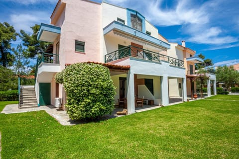 Property building, Facade/entrance, Spring, Day, Natural landscape, Garden, Garden view