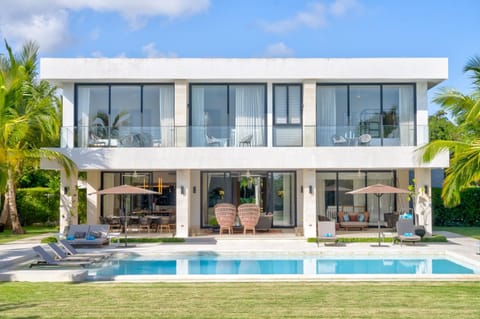 Property building, Day, Garden, Garden view, Pool view, Swimming pool, sunbed