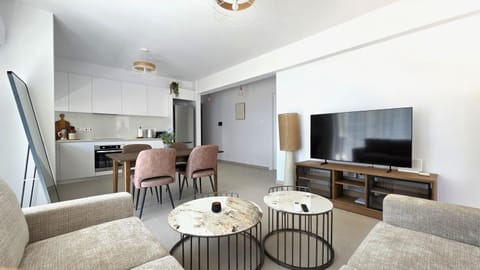 Communal lounge/ TV room, TV and multimedia, Kitchen or kitchenette, Living room, Seating area, Dining area